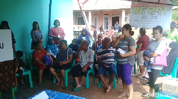  Pemungutan suara warga RT 28 Desa Mendalo Darat, Kabupaten Muaro Jambi, molor.