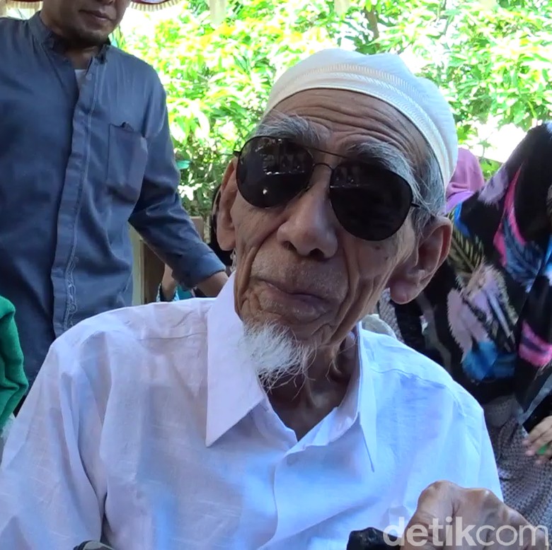 Pesan Mbah Moen untuk Paslon Terpilih: Jangan Menyeleweng Pesan Mbah Moen untuk Paslon Terpilih: Jangan Menyeleweng