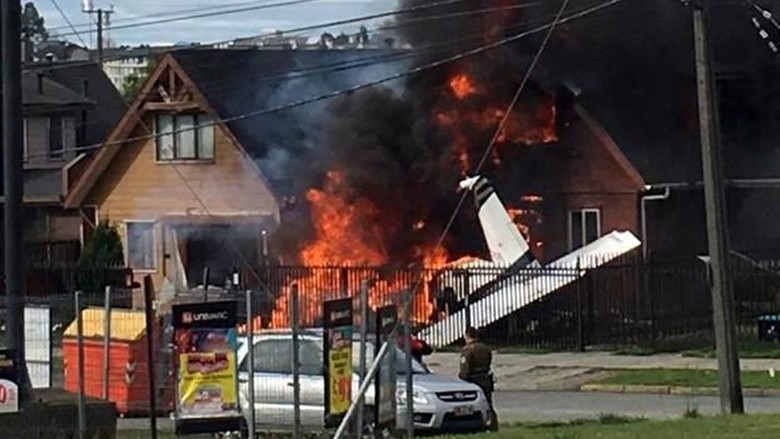 Pesawat Ringan Jatuh dan Tabrak Rumah di Chile, 6 Orang Tewas Pesawat Ringan Jatuh dan Tabrak Rumah di Chile, 6 Orang Tewas