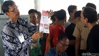 Petugas nampak memberikan informasi terkait langkah-langkah memilih kepada para warga binaan sebelum mencoblos.