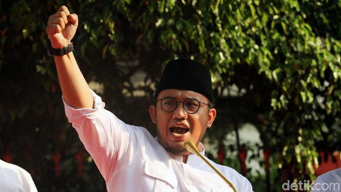 Prabowo Subianto melalui Dahnil Azhar menghimbau pendukungnya tetap tenang menunggu hasil perhitungan suara cepat di Rumah Kertanegara, Jakarta. Rabu (17/4/2019).