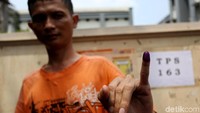 Seorang warga binaan menunjukkan jari kelingkingnya usai mencoblos.