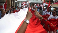 Massa mengacungkan satu jari.