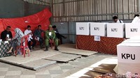 Di gudang tango yang merupakan lokasi pengungsian, terdapat 4 TPS yakni TPS 36, 37, 38 dan 39. TPS dibangun berderet dengan batas masing-masing TPS berupa terpal berwarna hijau. 