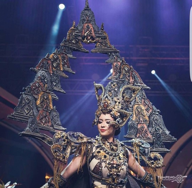 Karya Dynand Fariz bertemakan The Chronicle of Borobudur yang dikenakan Elvira Devinamira di Miss Universe 2014. Rancangan seberat 20 kg ini berhasil memenangkan Kostum Nasional Terbaik. Foto: Instagram/@elviraelph