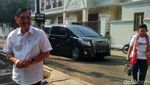 Luhut Ajak Istri Nyoblos di TPS Kuningan Jakarta