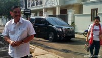 Luhut didampingi istri, Devi Pandjaitan tiba di TPS 005 Jalan Denpasar IV, RW 02, Kelurahan Kuningan Timur, Kecamatan Setiabudi, Jakarta Selatan, Rabu (17/4/2019).