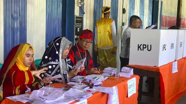 TPS Unik di Penjuru RI, dari Berbaju Adat hingga Ala Pelaminan