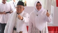 Maruf didampingi sang istri, Wury Estu Handayani, saat mencoblos di TPS 051 di Koja, Jakarta Utara. Pradita Utama/Dok. Detikcom.