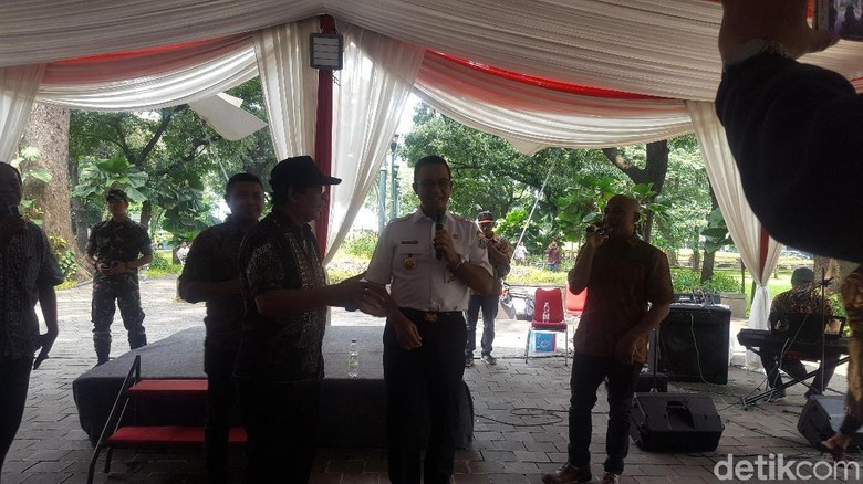 Cek TPS di Jakarta, Anies Nyanyi Bareng Warga di Taman Suropati Cek TPS di Jakarta, Anies Nyanyi Bareng Warga di Taman Suropati