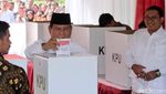 Jempol-Telunjuk Bertinta, Begini Gaya Prabowo Salam 2 Jari Usai Nyoblos