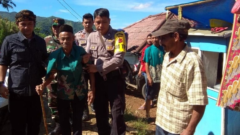 Warga Cimapag Sukabumi Nyoblos di Lokasi Bekas Posko Bencana Warga Cimapag Sukabumi Nyoblos di Lokasi Bekas Posko Bencana