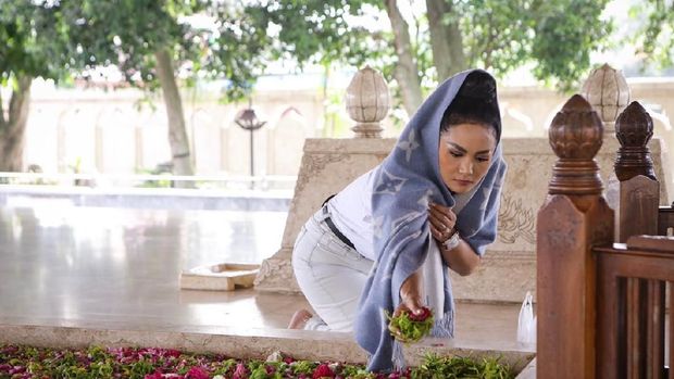 Gaya Kece Krisdayanti saat Nyoblos di Malang Jadi Perhatian 