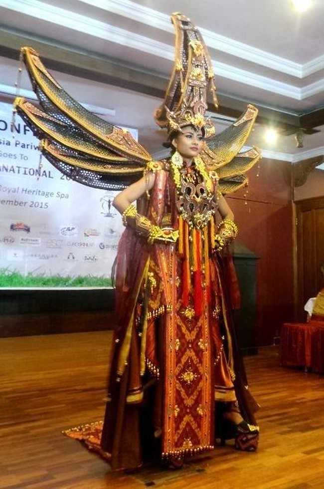 Putri Indonesia Pariwisata 2015 Gresya Amanda mengenakan kostum Mystical Toraja untuk berlaga di Miss Supranational 2015 di Polandia. Seolah sudah menjadi langganan, kostum rancangan Dynand Fariz ini pun mendapat penghargaan sebagai Kostum Nasional Terbaik. Foto: Wolipop