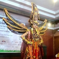 Putri Indonesia Pariwisata 2015 Gresya Amanda mengenakan kostum Mystical Toraja untuk berlaga di Miss Supranational 2015 di Polandia. Seolah sudah menjadi langganan, kostum rancangan Dynand Fariz ini pun mendapat penghargaan sebagai Kostum Nasional Terbaik. Foto: Wolipop