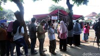 Tampak di DPT yang terpasang di TPS nama Megawati berada di urutan pertama. Nama Ketum PDIP itu tertulis Hj Megawati Taufiq. Saat dicek ulang, petugas TPPS membenarkan nama itu merupakan Megawati Soekarnoputri.