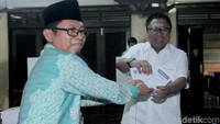 OSO menunjukkan surat suara yang telah dicoblosnya.