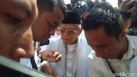 Maruf Amin berjalan menuju TPS untuk mencoblos. Lisye Sri Rahayu/detikcom.