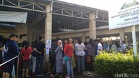 Suasana TPS Sri Mulyani sejak pukul 07.00 WIB sudah ramai disambangi warga. Lokasi TPS Sri Mulyani di halaman Masjid Assalaam. Di sana juga ada beberapa TPS lainnya, yakni 075, 076, 078, dan 079.