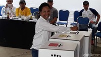 Sebagai WNI, Menteri BUMN Rini Soemarno ikut menggunakan hak pilihnya dalam pesta demokrasi. Dia datang ke TPS 011, Komplek Patra Kuningan, Jakarta Selatan, bersama dua orang anaknya. Danang Sugianto/detikcom.
