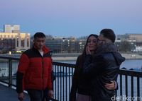 Salah satu pasangan yang mengikat janji di jembatan ini (Wahyu Setyo/detikcom)