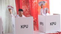 Cawapres nomor urut 01 Maruf Amin menggunakan hak pilihnya di TPS 051 di Koja, Jakarta Utara, Rabu(17/4/2019). Pradita Utama/Dok. Detikcom.
