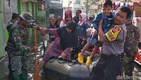 Meski harus melewati banjir, mereka tetap antusias menuju ke TPS yang disiapkan di lokasi pengungsian tak jauh dari lokasi banjir. 