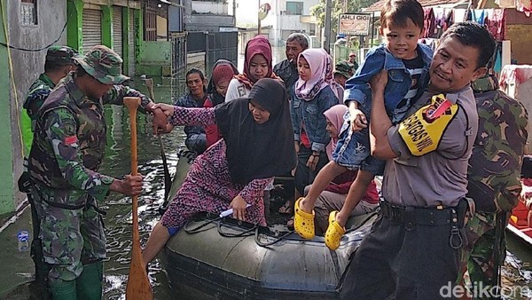 Pakai Perahu ke TPS, Warga Bandung Korban Banjir Antusias Mencoblos