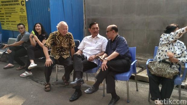 Luhut Nyoblos Bareng Keluarga di TPS Kuningan Jakarta