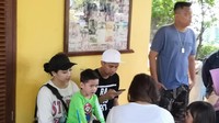 Raffi Ahmad dan Nagita Slavina juga datang bersama anak semata wayang mereka, Rafathar. Foto: Dyah Paramita Saraswati