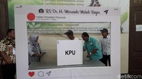 Sebagian ODGJ masih memerlukan pendampingan saat nyoblos di bilik suara. Nah yang ini proses pendampingan yang dilakukan tenaga kesehatan dan saksi untuk menjamin keabsahan suara. (Rosmha Widiyani/detikHealth)