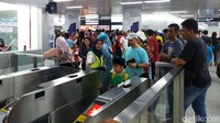 Habis mencoblos, warga Jakarta dan sekitarnya berbondong-bondong menggunakan MRT Jakarta untuk bertamasya. Ini menyebabkan antrean di pintu keluar Bundaran HI membludak.