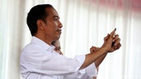 Sebelumnya, Jokowi bersama istrinya, Iriana Jokowi, meninggalkan Istana Bogor menuju ke Jakarta pukul 09.39 WIB. Mereka mendapatkan pengawalan melalui jalur tol.