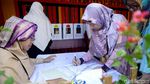 Unik! Petugas di TPS Nusantara Pakai Baju Adat Khas Indonesia