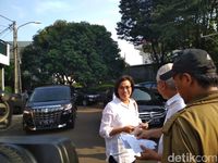Berbusana Monokrom, Gaya Sri Mulyani Pakai Sneakers Saat Nyoblos