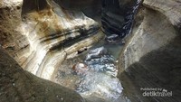 Debit airnya kecil, namun penampakannya sangat eksotis dengan bebatuan di kiri dan kanan yang tampak seperti dipahat. Sekilas, bentuknya mirip dengan Grand Canyon tapi dengan versi lebih kecil (Derry N/dtraveler)