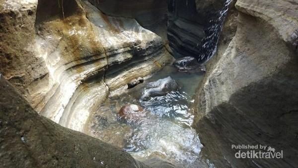 Debit airnya kecil, namun penampakannya sangat eksotis dengan bebatuan di kiri dan kanan yang tampak seperti dipahat. Sekilas, bentuknya mirip dengan Grand Canyon tapi dengan versi lebih kecil (Derry N/dtraveler) Debit airnya kecil, namun penampakannya sangat eksotis dengan bebatuan di kiri dan kanan yang tampak seperti dipahat. Sekilas, bentuknya mirip dengan Grand Canyon tapi dengan versi lebih kecil (Derry N/dtraveler)