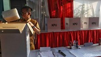 Sejumlah petugas menyusun kotak suara di TPS 051.