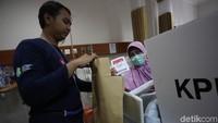 Tentu saja seorang petugas ikut menemani dan mendampingi pasien.