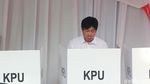 Pose Guruh Soekarnoputra Usai Mencoblos di TPS