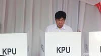 Guruh memasuki bilik suara untuk mencoblos di TPS tempat Sandiaga mencoblos.