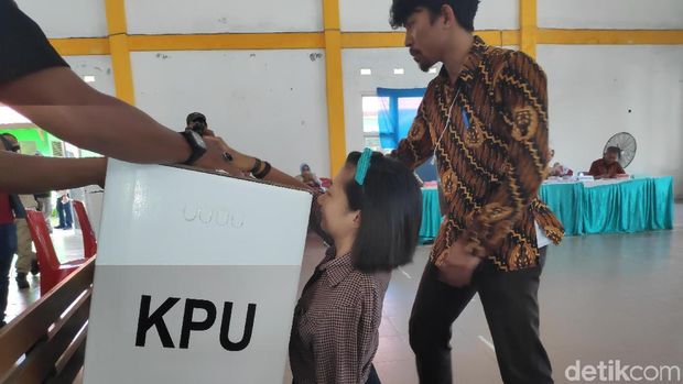  Puluhan penyandang disabilitas menggunakan hak pilihnya di di TPS Pantai Sosial Bina Daksa (PSBD) Makassar, Sulsel, Rabu  (17/4/2019)