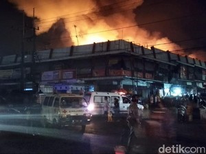 Sudah 5 Jam, Kebakaran di Pasar Lawang Belum Bisa Dipadamkan