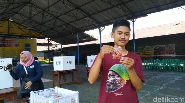 Pulang Nyoblos, Warga di Ciamis Dihadiahi Sekantong Cabai Rawit