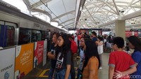 Karena terlalu banyak orang, pendingin udara seperti tak terasa. Hanya di beberapa spot seperti keluarnya AC baru terasa angin sejuk.