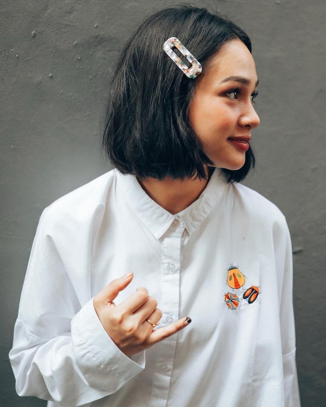 Penyanyi Andien Aisyah tampil dengan kemeja putih saat nyoblos. Udah pada nyoblos belommm? Satu suara kamu, itu pengaruh banget ke hasilnya nanti. Pergunakan sebaik-baiknya yaaa.. Iya nggak, Bang? tulisnya di Instagram.  Foto: Instagram