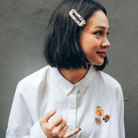 Penyanyi Andien Aisyah tampil dengan kemeja putih saat nyoblos. Udah pada nyoblos belommm? Satu suara kamu, itu pengaruh banget ke hasilnya nanti. Pergunakan sebaik-baiknya yaaa.. Iya nggak, Bang? tulisnya di Instagram.  Foto: Instagram