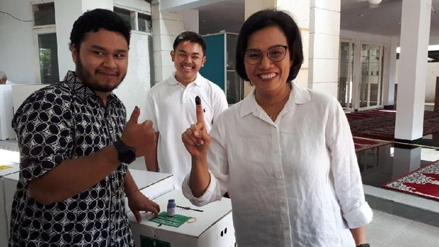 Setelah Nyoblos, Sri Mulyani Pamer Jari Bertinta Ungu