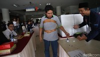 Usai mencoblos, seorang pasien terlihat membubuhkan tinta ke jari tangannya.