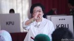 Berbaju Putih, Megawati dan Keluarga Kompak Pamer Kelingking Bertinta